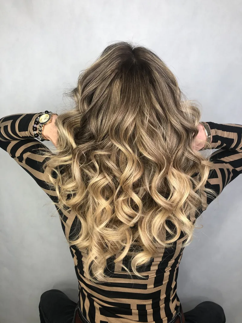 Miodowe blond loki z ciemniejszą nasadą, widok z tyłu